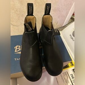 Women’s Blundstone size 7.5 only worn couple of times, still in new condition.